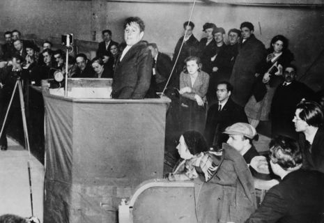 Willi Münzenberg spricht am 3. März 1932 im Berliner Sportpalast auf einem Kongress der Internationalen Arbeiterhilfe.