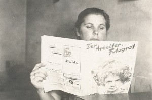 Hans Bresler (1902-1994): Die Schwägerin als Leserin von Der Arbeiter-Fotograf, Heft 11/1929 mit dem Titelbild eines Roma-Mädchens von Ernst Thormann, Positiv 9 x 13 cm. Deutsche Fotothek.